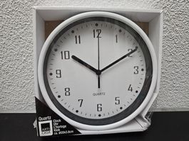 Neu - Wanduhr weiss ca. 20cm (Verp. Beschädigt)