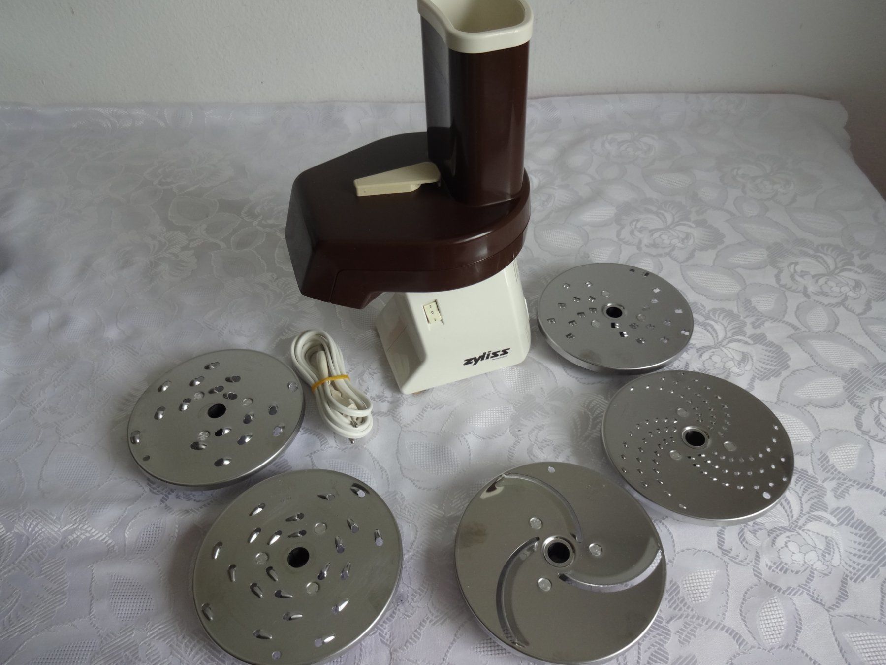Zyliss Elettrodomestici da cucina: ZYLISS ELEKTRO-SCHEIBENRAFFEL mit 5 Scheiben – Usato da Frauenfeld venduto da rey06