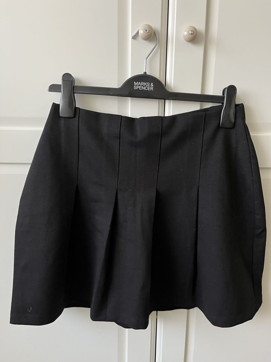 H&M Jupes: Kurzer Faltenrock – Neuf avec emballage d'origine à Allschwil par eyl_bb8q 1