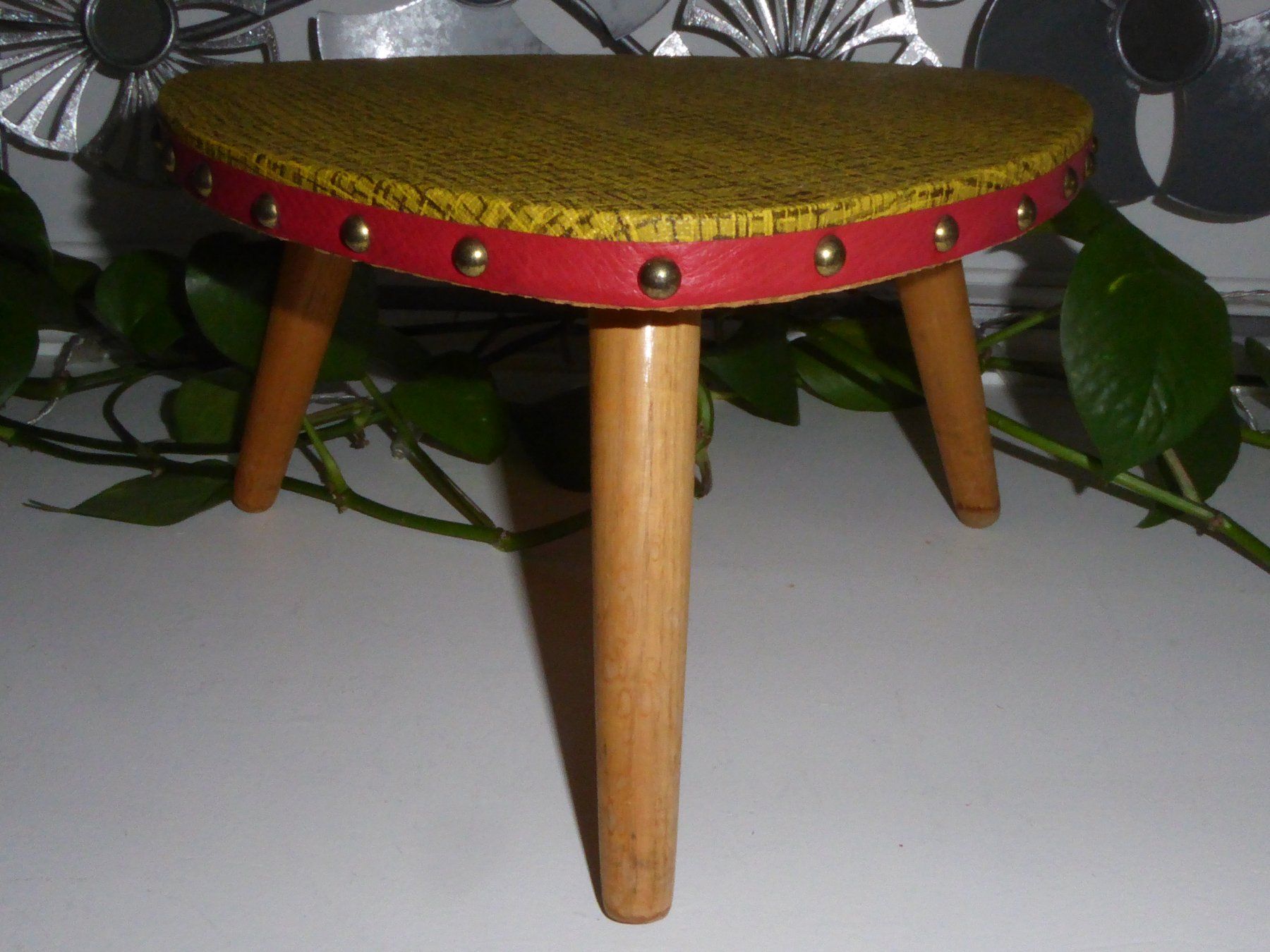Hocker: Alter 60er Jahre Blumenhocker mit Messingnägeln, CH – Gebraucht aus Burgdorf von Zimpu10