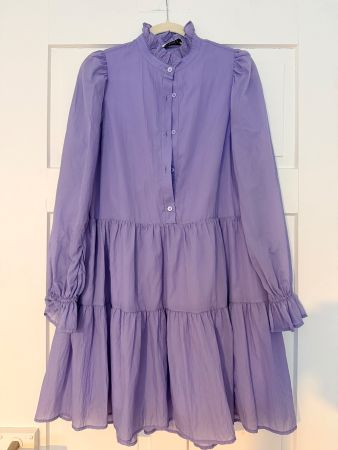 Kleid lila Rüschen Kragen von Essential, S/M