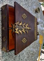 Holzschatulle mit Metallbeschlägen,  schmuckschatulle
