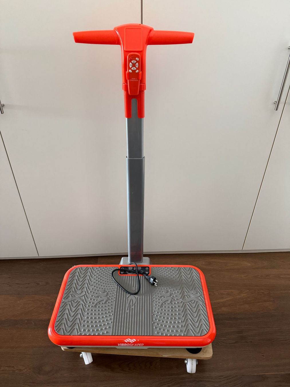 Vibroshaper Hometrainer: Vibro Shaper Power Plate mit Stange – Usato da Ennetbaden venduto da Nzricardo