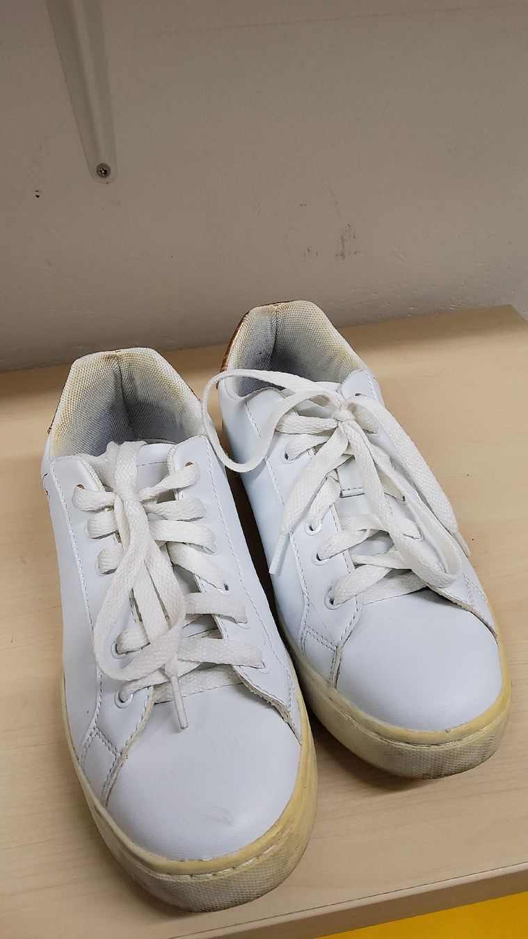 Scarpe da donna: Weisse Sneaker mit Blumen Gr. 38 Frühlingsschuhe – Usato da Herisau venduto da Nluanalucas 1