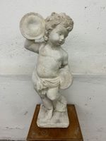 Steinskulptur Putte / Knabe mit Tamburin Zement Gartenfigur