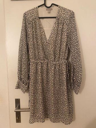 Kleid mit schwarzen Punkten, Grösse XS