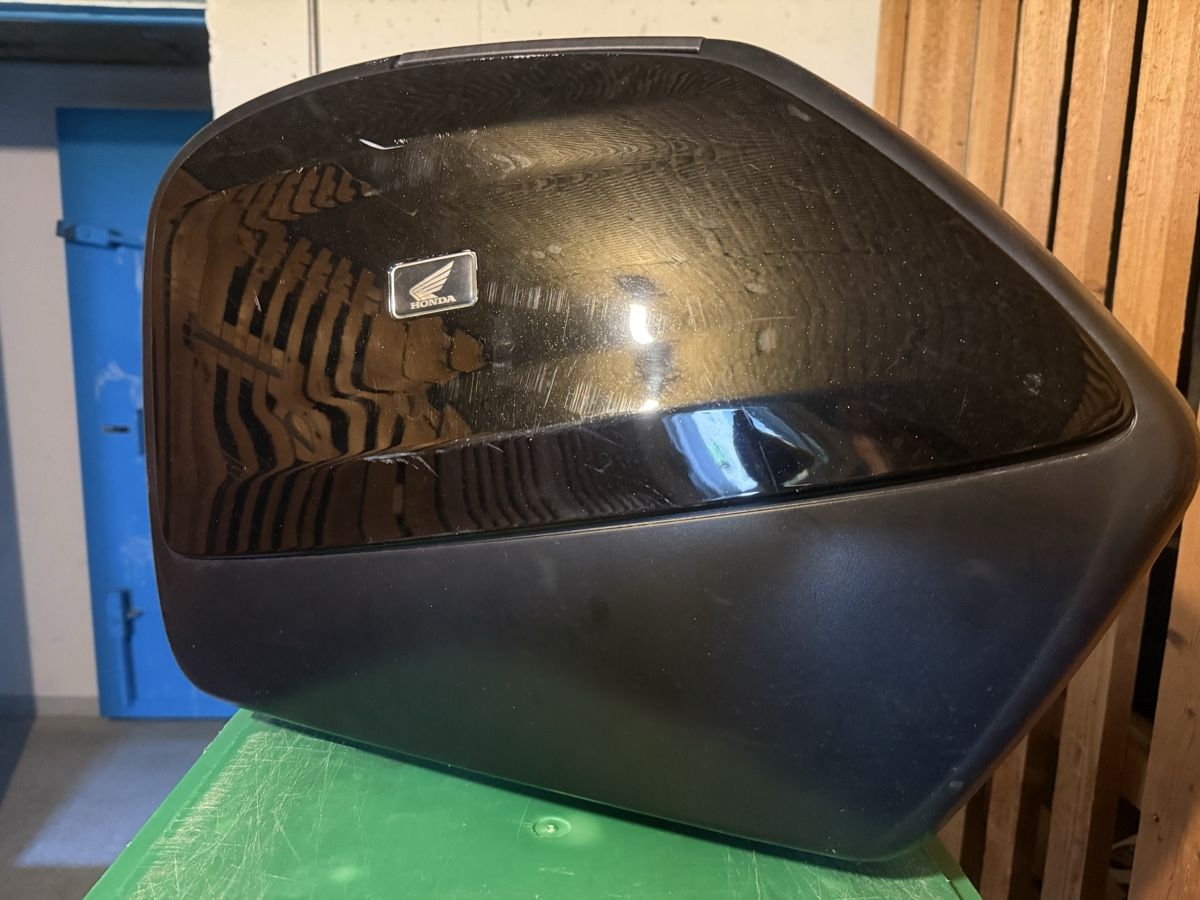 Valigie: Honda Seiten Koffer (links) – Difettoso da Grenchen venduto da BreDo94