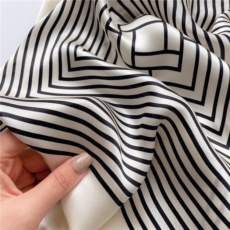 Foulard & Sciarpe: New 68cm Seidentuch, Geometric Pattern White Black 100% Silk – Nuovo e nell'imballaggio originale da Baar venduto da virginiablossoms 6