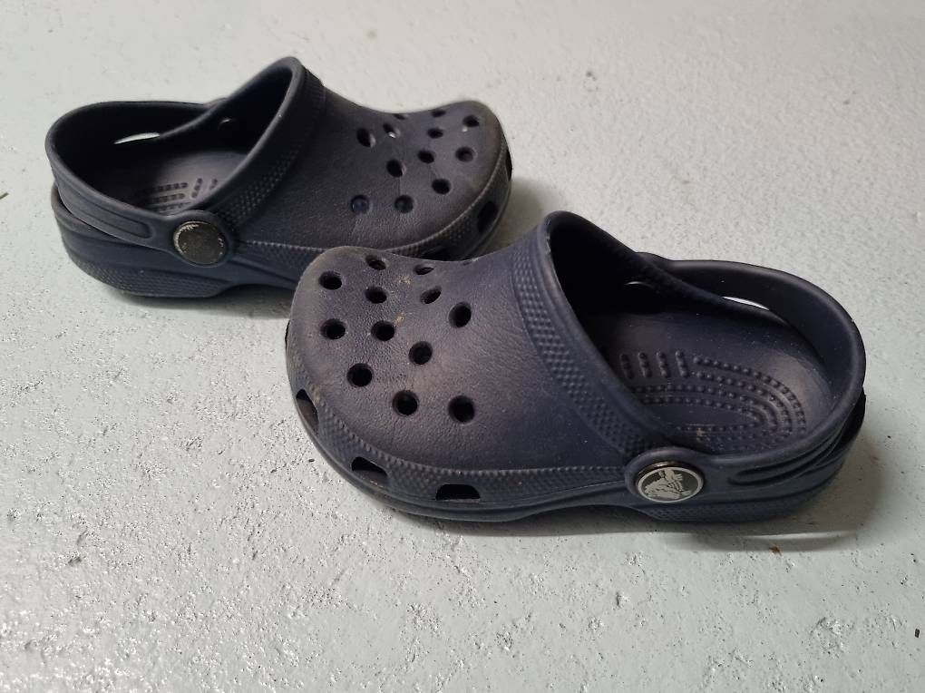Scarpe per ragazzi: Crocs Sandalen Dunkelblau Gr22-24  – Usato da Füllinsdorf venduto da BrusWillEs 4