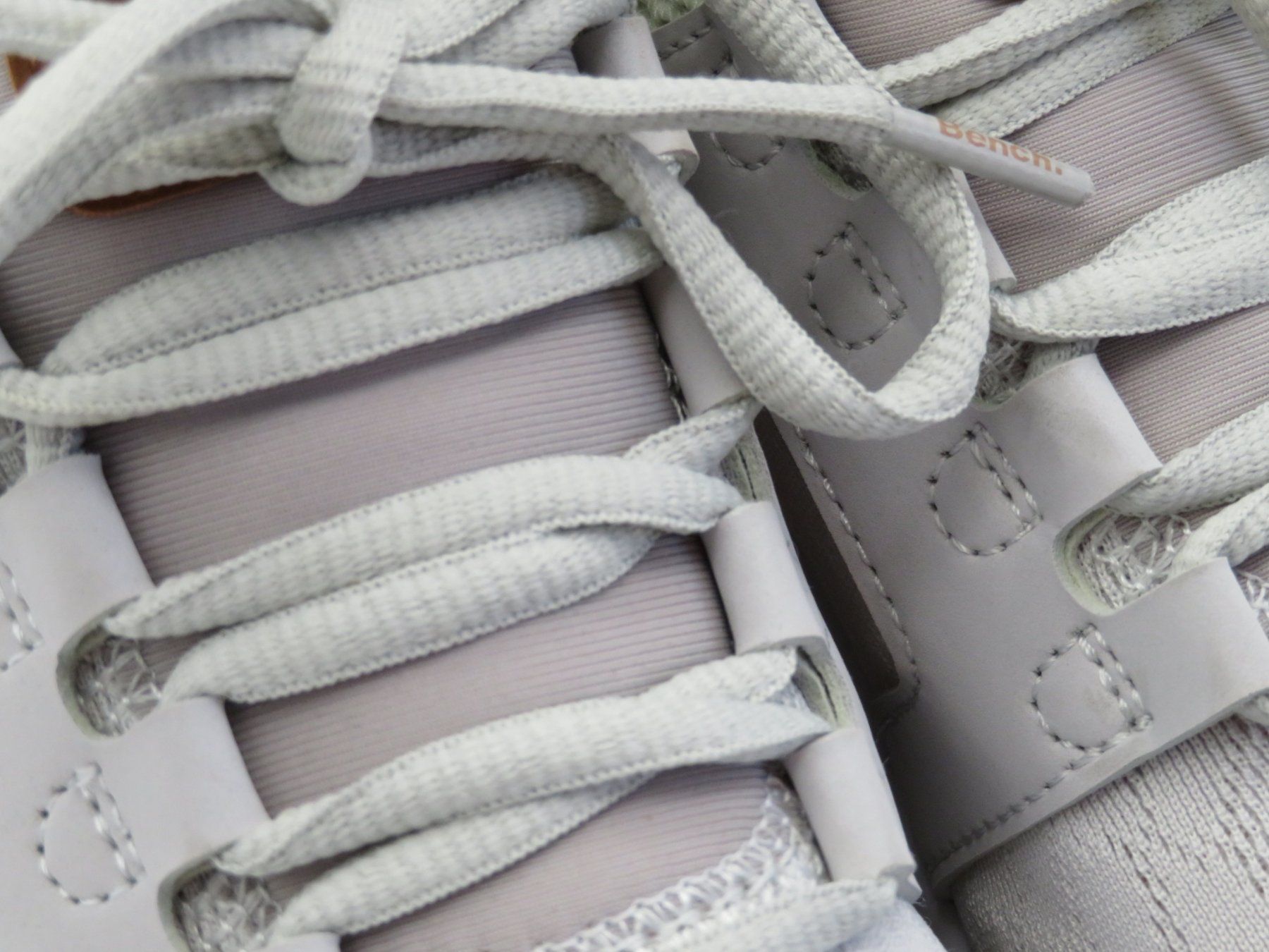 Bench Herrenschuhe: Bench Sneakers in Grau und Rosa – Gebraucht aus Reinach BL von WBZ-Flohmarkt 6