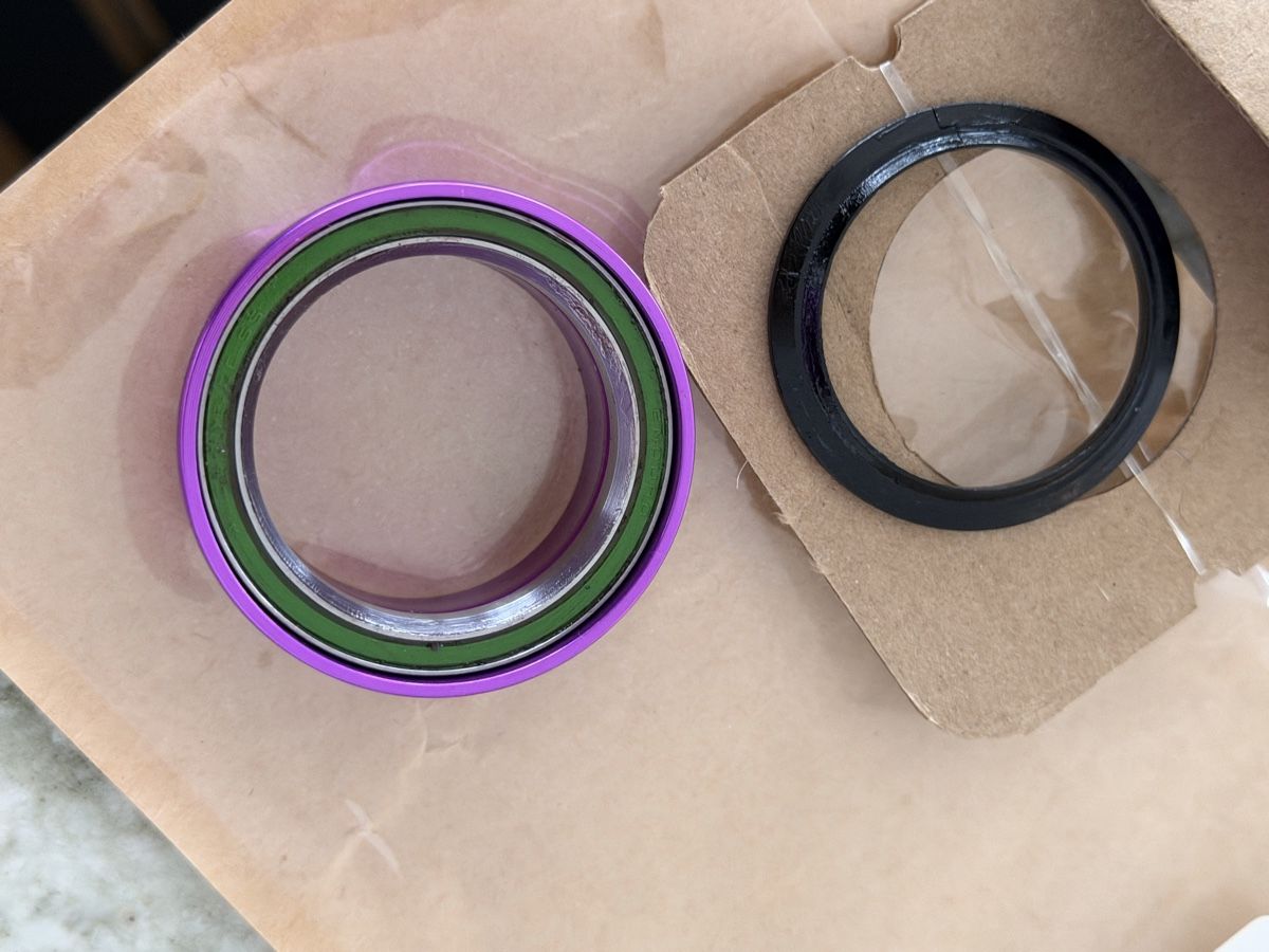 Pezzi di ricambio: White Industries Steuersatz EC34/EC44 1 1/2" Violett – Usato da Männedorf venduto da Carlito 2