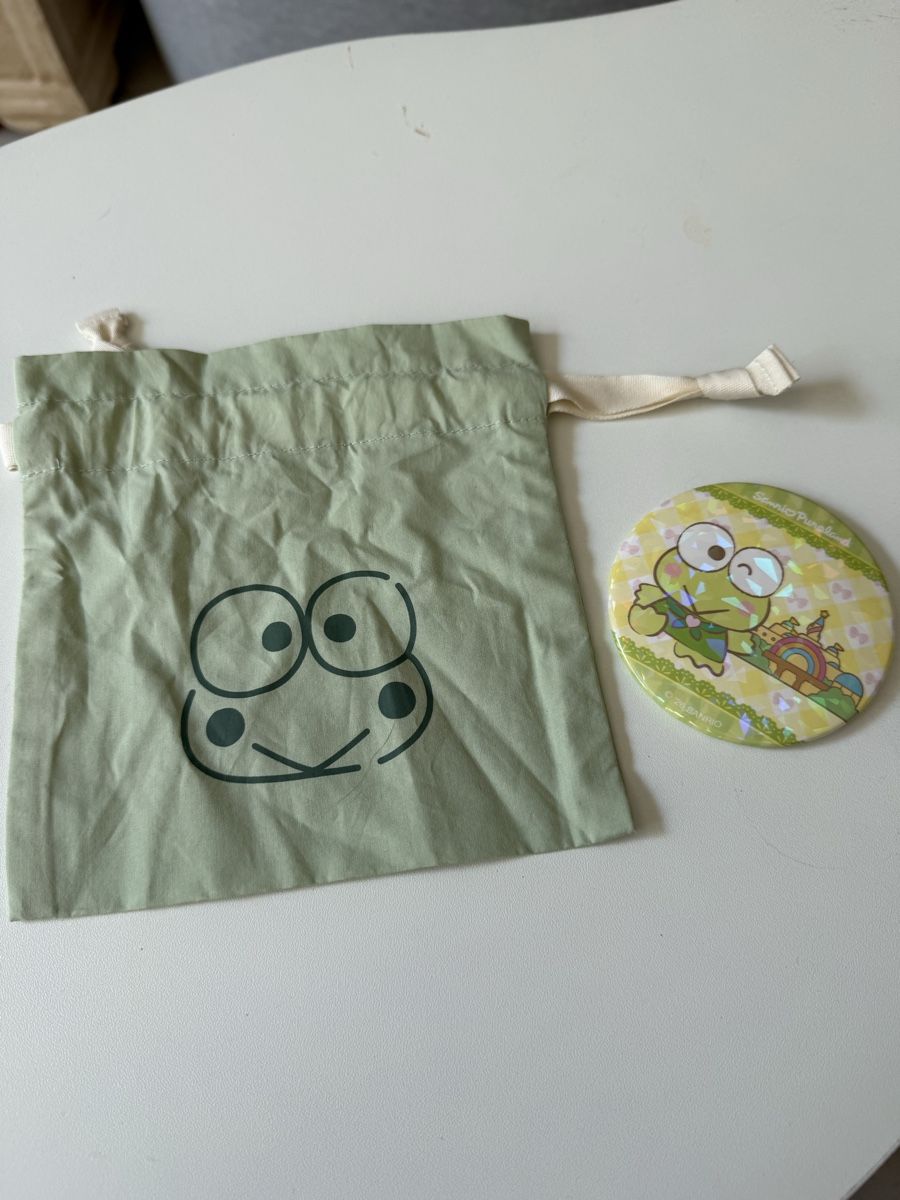 Spille & Fermagli: Sanrio Keropi small bag and badge – Nuovo (secondo la descrizione) da Mendrisio venduto da ketolin