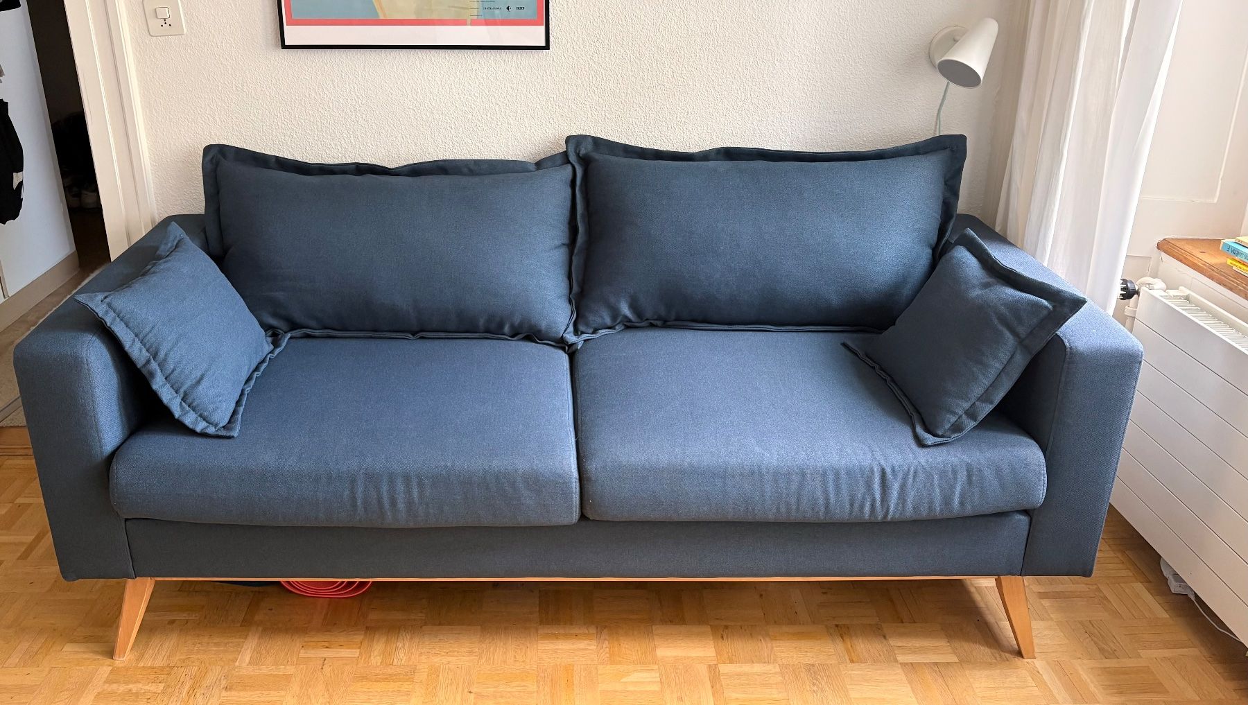 Micasa Divani: Dunkelblaues Sofa mit Holzfüssen – Usato da Zürich venduto da lau_wxy