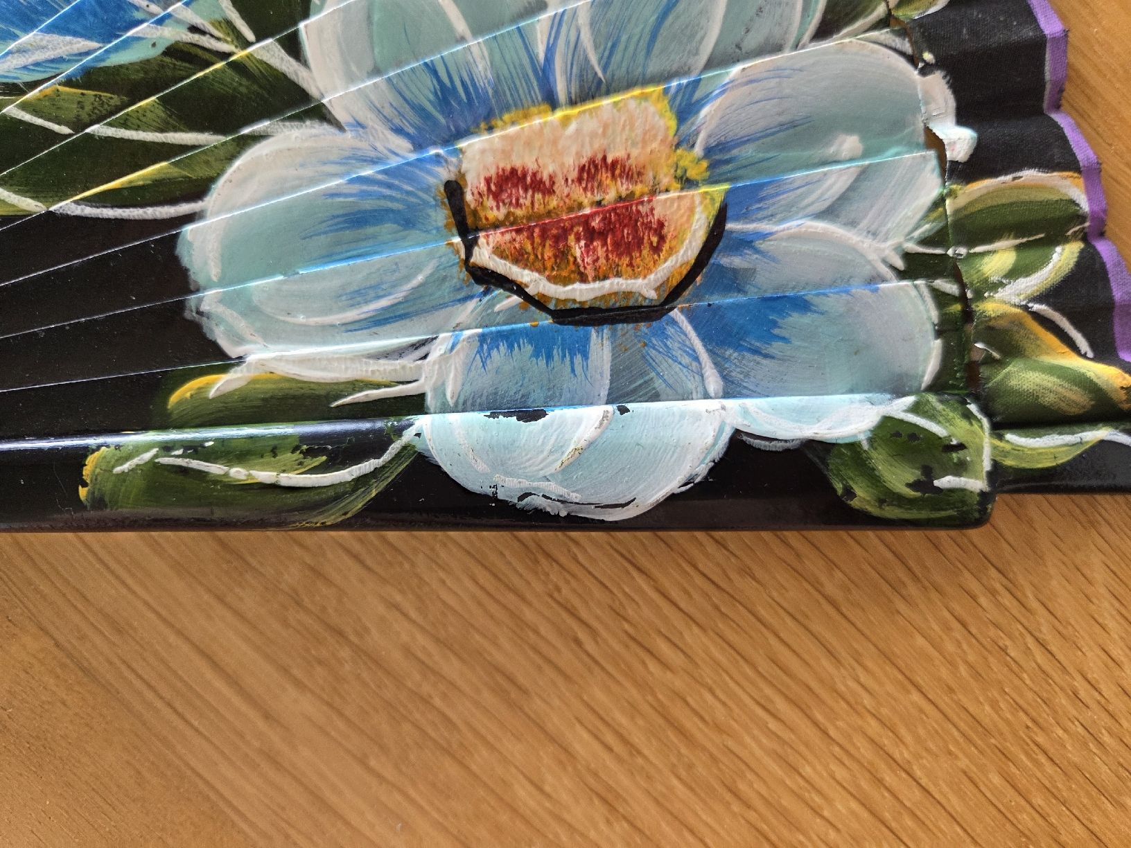 Altro in Decorazioni & Accessori: Handfächer bemalt Blumen Motiv schwarz lila – Usato da Villars-sur-Glâne venduto da richardette 2