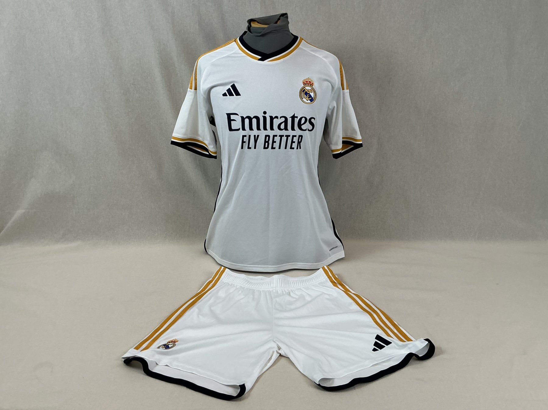Adidas Leibchen & Hosen: REAL MADRID Trikot Grösse L – Gebraucht aus Richterswil von Restwert_Richterswil