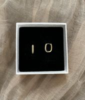 Goldige Ohrringe mit Strass-Steinen