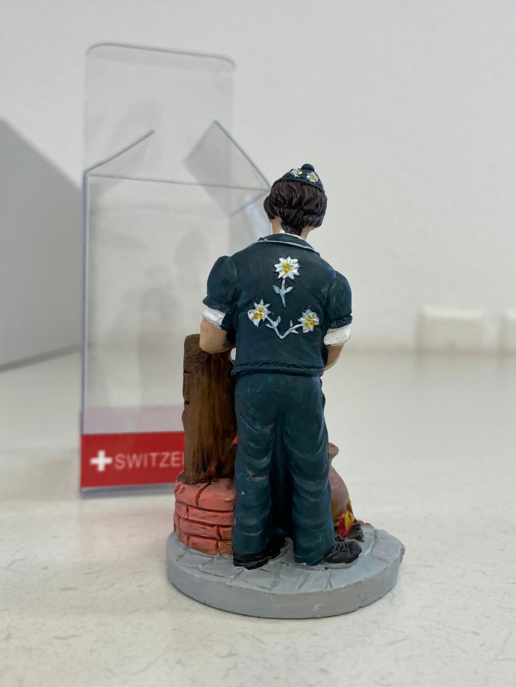 Statuette: Schweizer Souvenir Figur, Älpler mit Feuertopf, Backpfeife – Usato da Niederhelfenschwil venduto da Chleeblatt1938 3