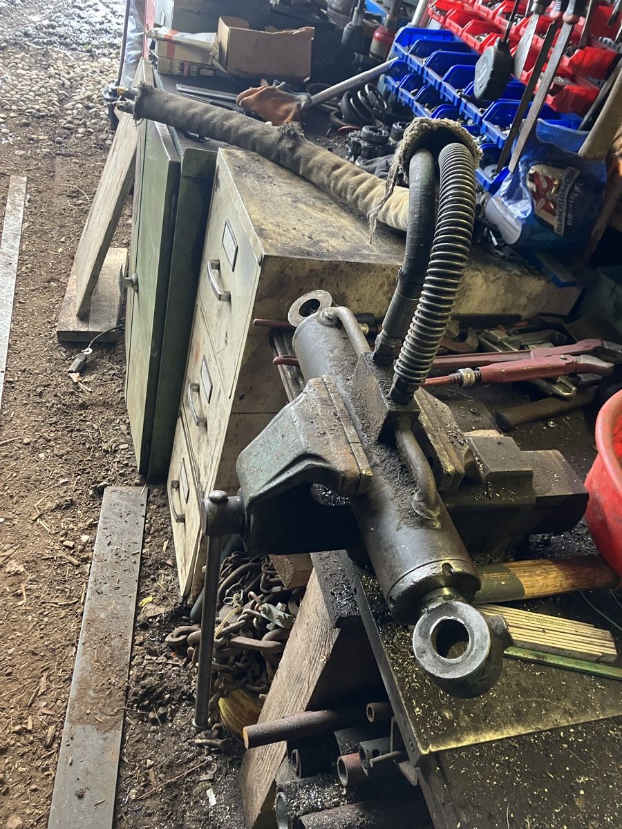 Altri prodotti elettronici: Hydraulikzylinder doppelwirkemd von bagger – Difettoso da Bigenthal venduto da xfighter27