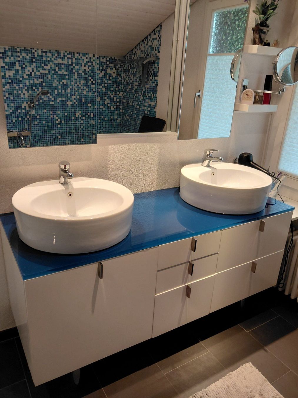 Installations & Meubles: Doppelwaschtisch weiss mit blauer Platte gebraucht – D'occasion à Feldbach par Marcohegi