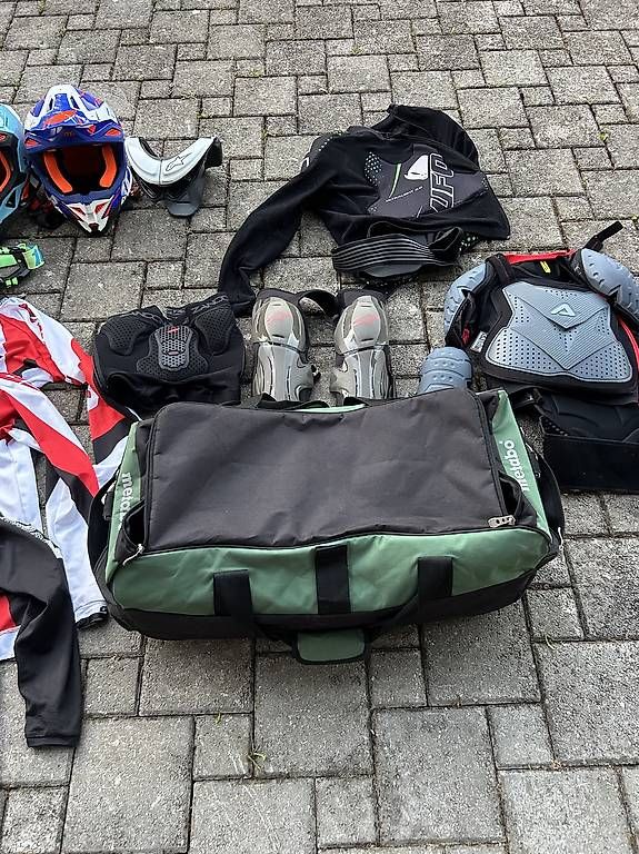 Lots de vêtements: Motocross Bekleidung  – D'occasion à Dietschwil par cyr_ln56