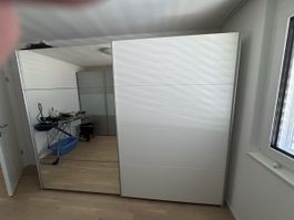 Kleiderschrank mit Schwebetüren und Spiegel Weiss