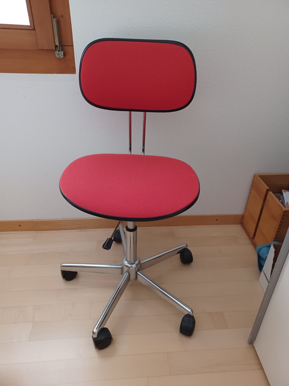 Chaises: Retro-Stuhl mit rotem Polster – D'occasion à Rickenbach TG par mze_hr7k