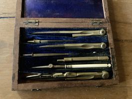Antikes Reisszeug in Holzbox mit Zirkel und Stiften