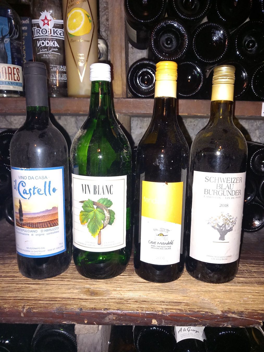 Wein: Lot de 4 bouteilles de vins dont 2 ouvertes – Gebraucht aus Le locle von juliensaran