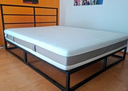 Metallbett 160x200 cm mit Matrazze und Latenrost aus Holz