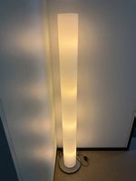 Moderne Stehleuchte mit stimmungsvollem Licht