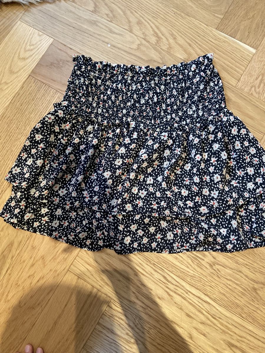 Pull&Bear Röcke: Pull and Bear Rock Blümchenmotiv mit Hose darunter – Gebraucht aus Winterthur von mal_8f2x