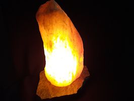 Salzsteinlampe auf Granitsockel