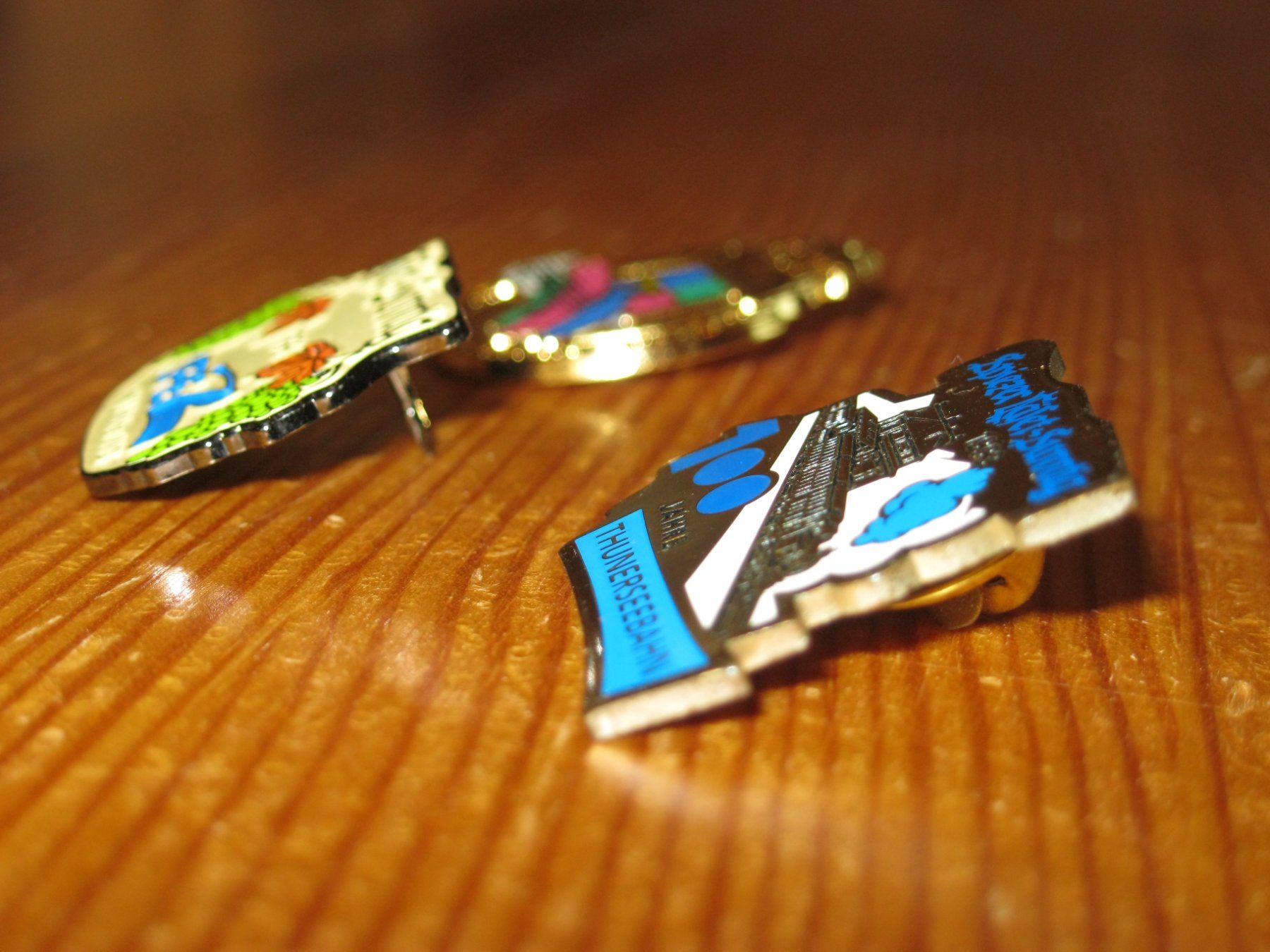 Plaketten & Abzeichen: 3 Pins diverses – Gebraucht aus Utzenstorf von jue_5d6l 2