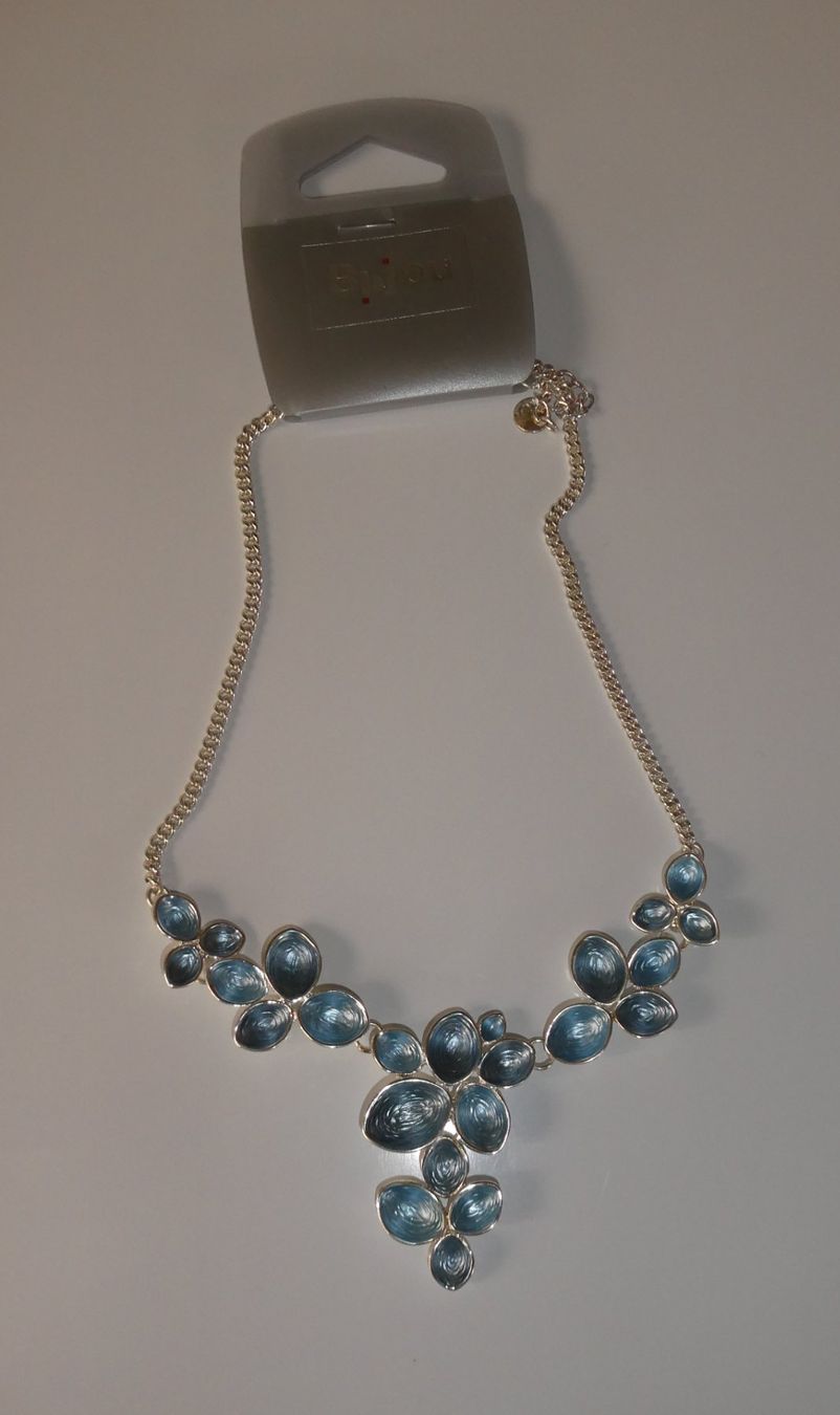 Colliers: Collier Fleuri Bleu Turquoise - Élégance,  neuf – Neuf avec emballage d'origine à Troistorrents par Marion70