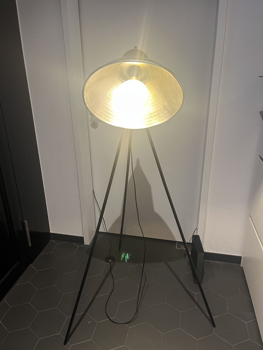 Lampes: Stehlampe Tripod schwarz Metal – D'occasion à Küssnacht am Rigi par vin_z2yb 3