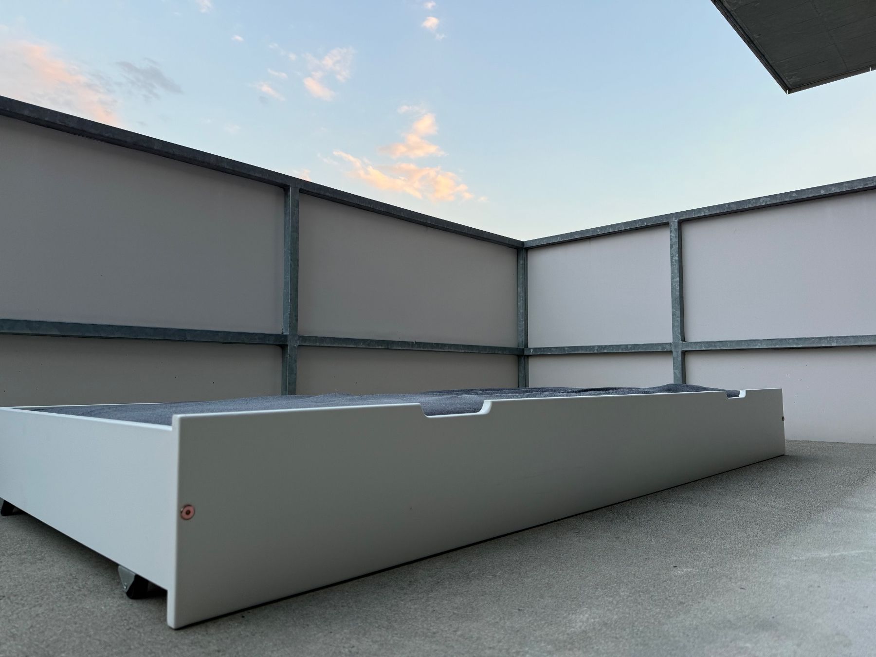 Betten: Kinderbett mit Rollen weiss 90x190cm – Neu (gemäss Beschreibung) aus Balgach von hub_kqm9 1