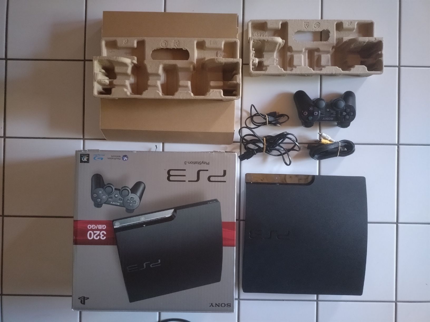Sony Console: PS3 PlayStation 3 -  320 GB - Boxed Working CECH-2504B – Usato da Farvagny-le-Grand venduto da LaCaverne 2