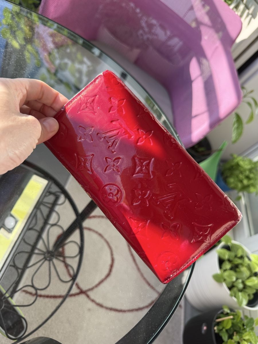 Louis Vuitton Portamonete: Louis Vuitton Geldbörse lackiert rot – Usato da Pratteln venduto da and_d9fc 1