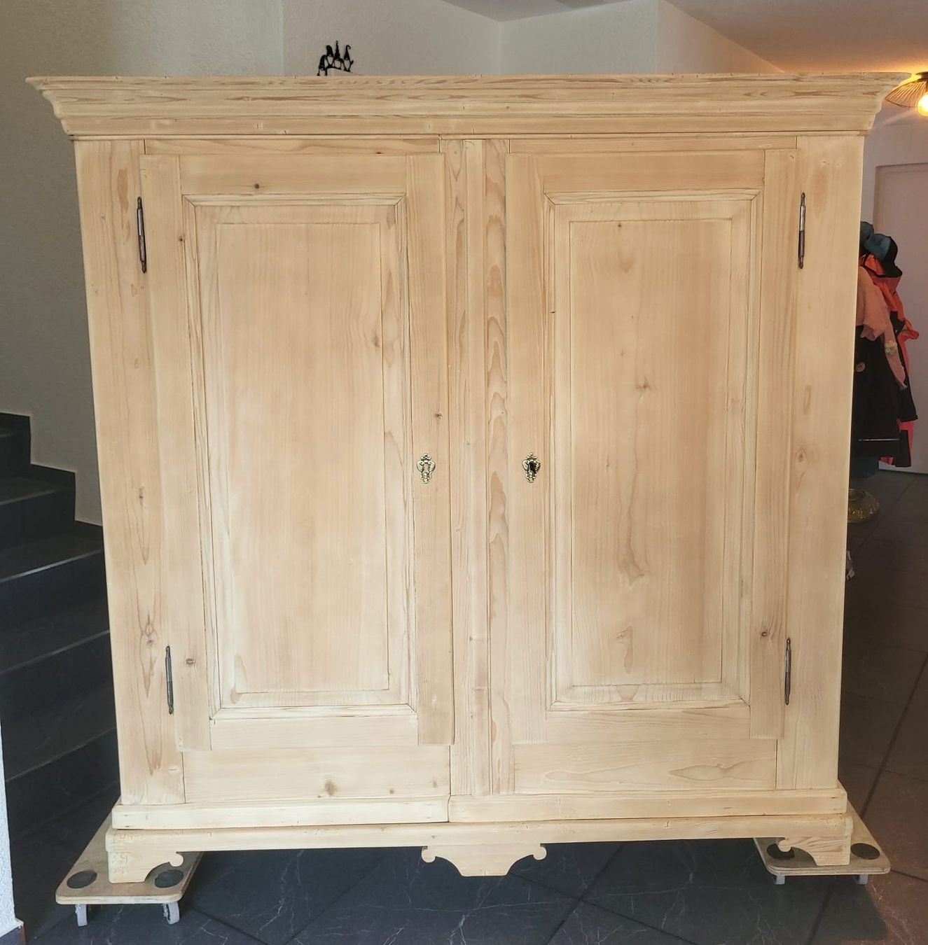 Armoires: Wunderschöner antiker Schrank restauriert – D'occasion à Hofstetten SO par famburgert