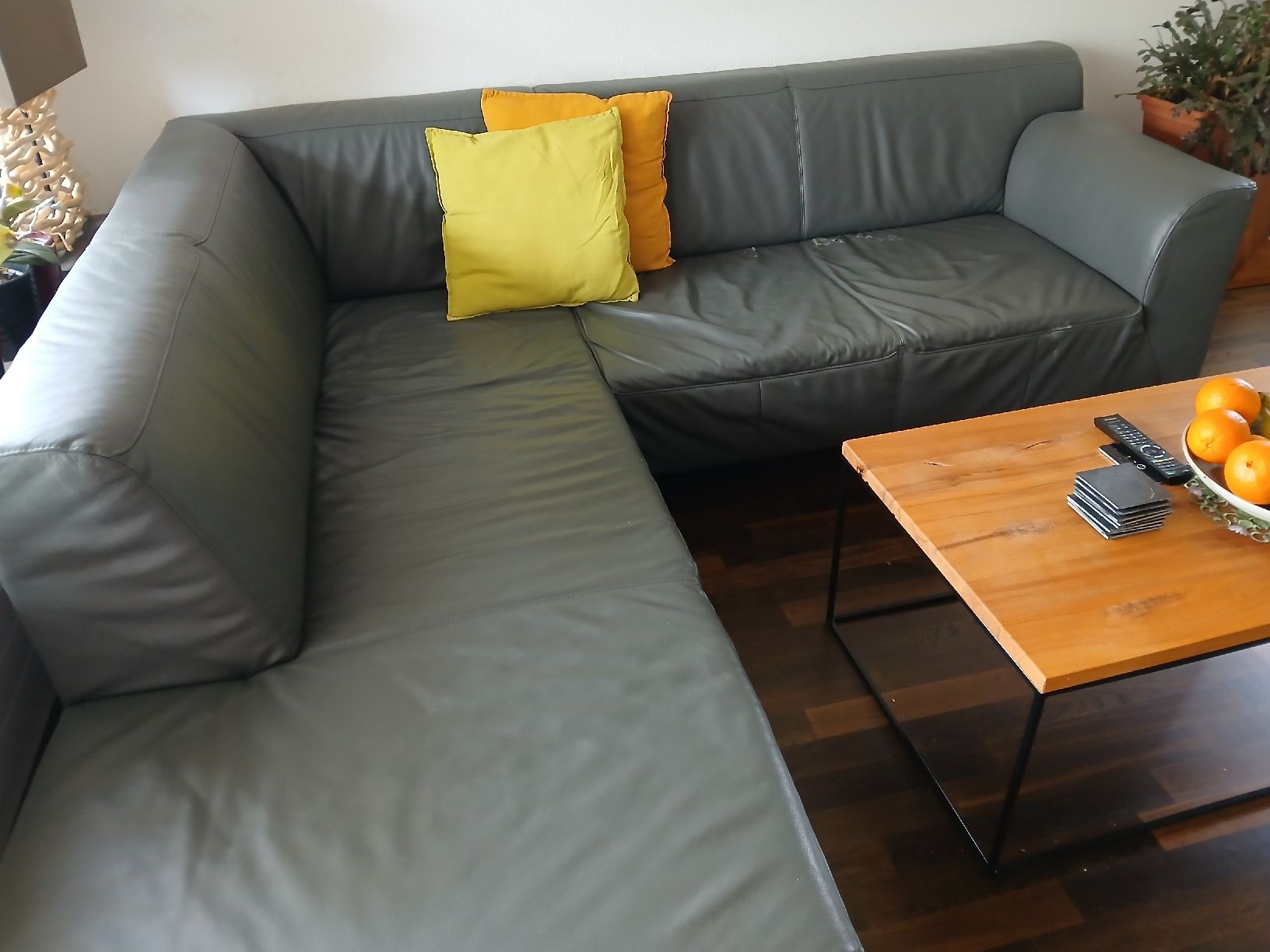 Divani: Elegant Grey Leather Corner Sofa - Spacious and Comfy! – Usato da Dübendorf venduto da rol_fm6d 1