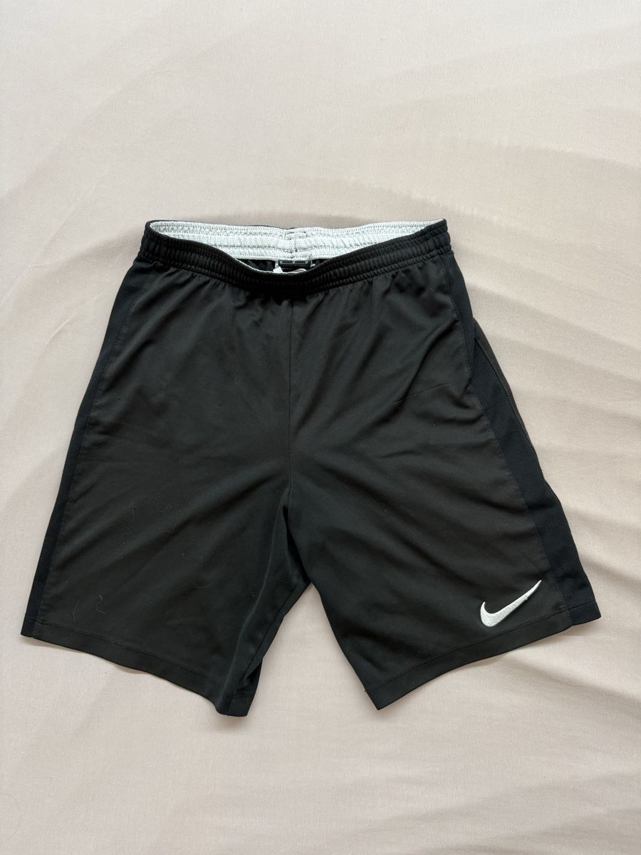 Nike Pantaloni: Shorts Nike noir taille M – Usato da Granges VS venduto da coraliegrd5