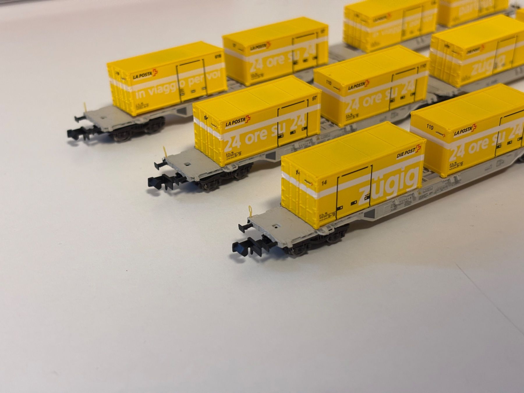 Hobbytrain Modellini di ferrovie: 3x Hobbytrain Containertragwagen 1/160 mit Post Container – Usato da Lengnau AG venduto da Chefe43 5