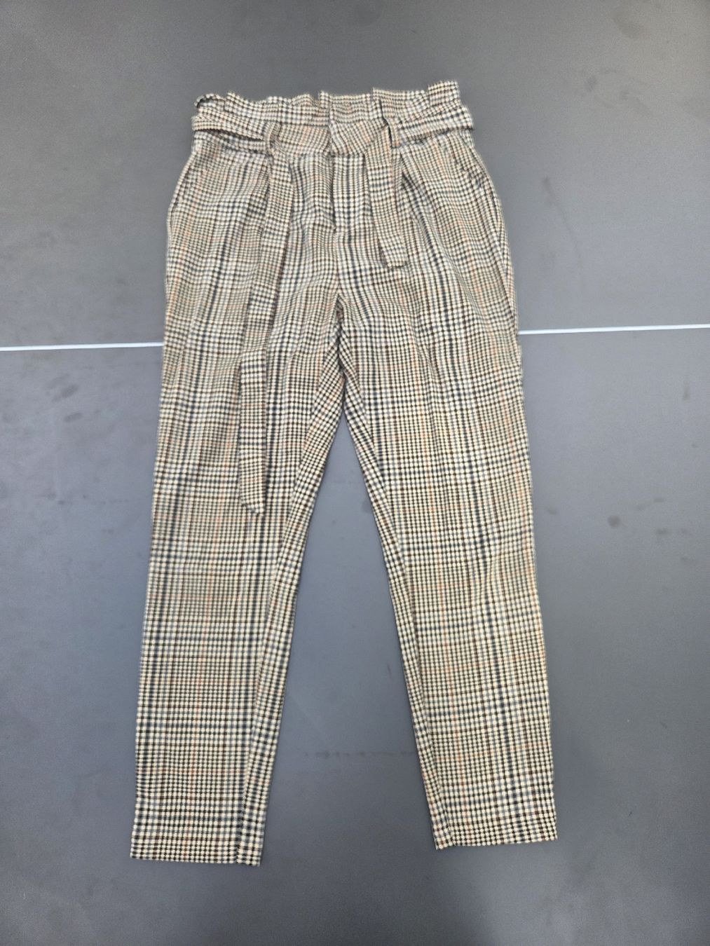 Vero Moda Hosen: Vero Moda Stoffhose kariert mit Bindegürtel Grösse M – Gebraucht aus Zürich von mi.ha.6