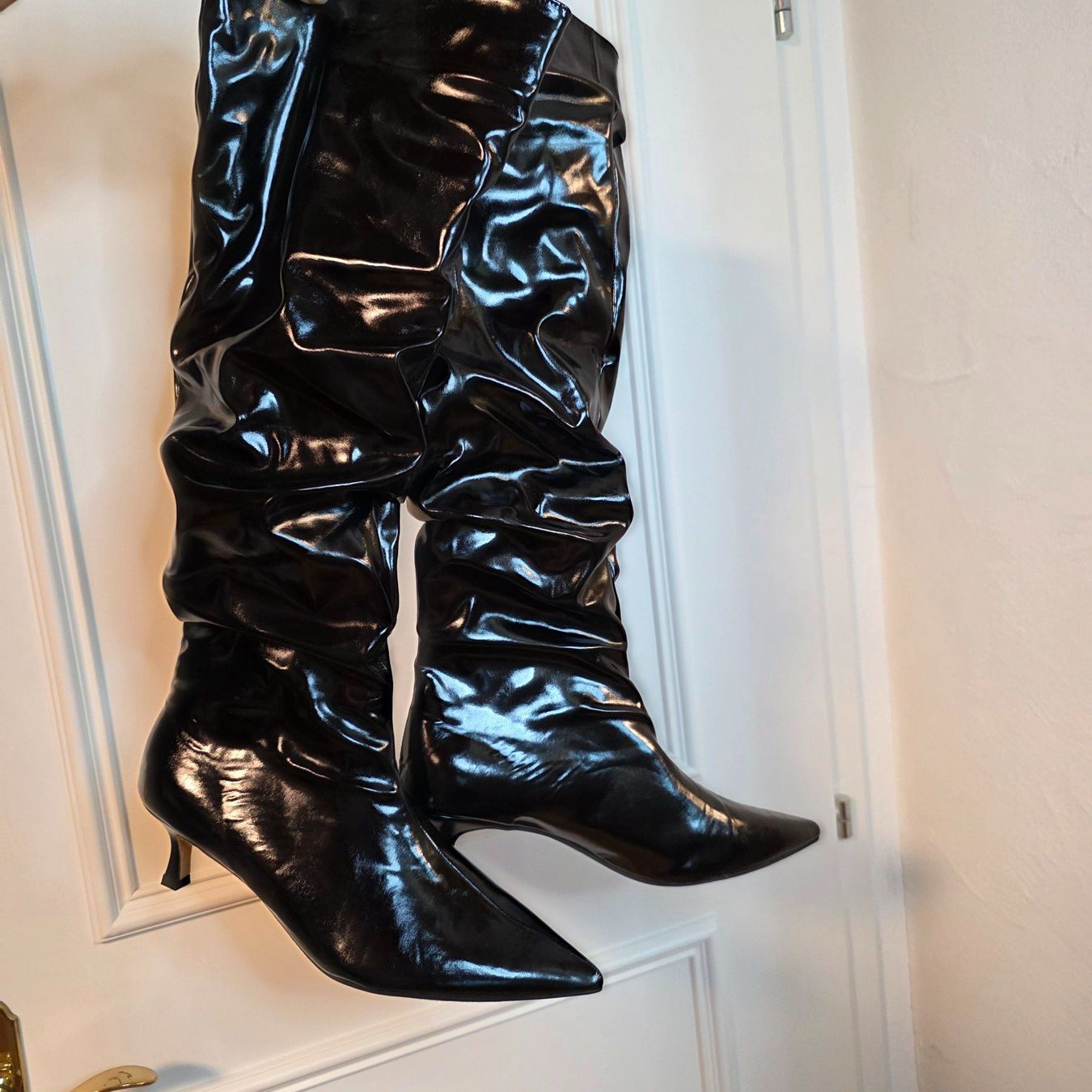 Scarpe da donna: Schwarze Lack Overknee Stiefel Gr. 40,5 – Nuovo e nell'imballaggio originale da Wald ZH venduto da CapLux 1