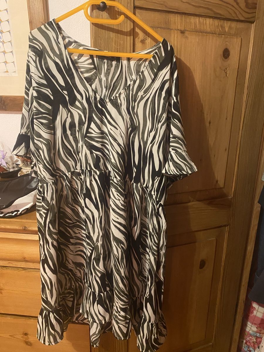 Kleider: Robe Pigalle M vert et blanc – Gebraucht aus Epagny von nie_n5yb