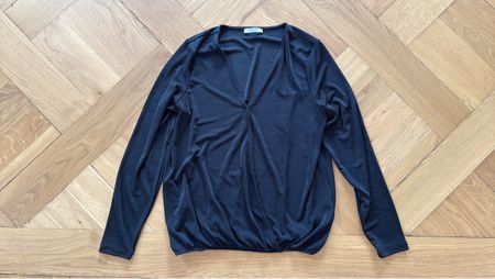Elegantes, schwarzes Shirt mit V-Ausschnitt, Grösse M