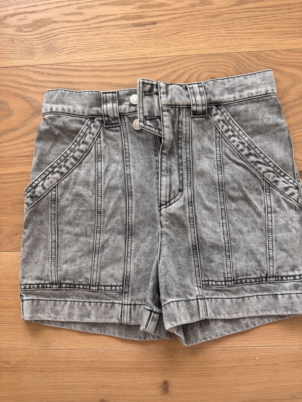 Isabel Marant Jeans: Graue Jeansshorts Isabel Marant Etoile, 36 – Usato da Zumikon venduto da ver_zbp8