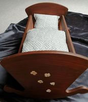 Antike Puppen-Wiege aus Holz, mit Puppe + Bettinhalt, L 46cm