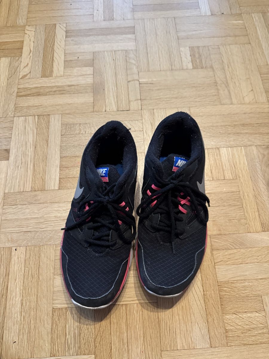 Nike Scarpe da donna: Nike Schuhe, Grösse 39 – Usato da Kleinandelfingen venduto da les_gb7w