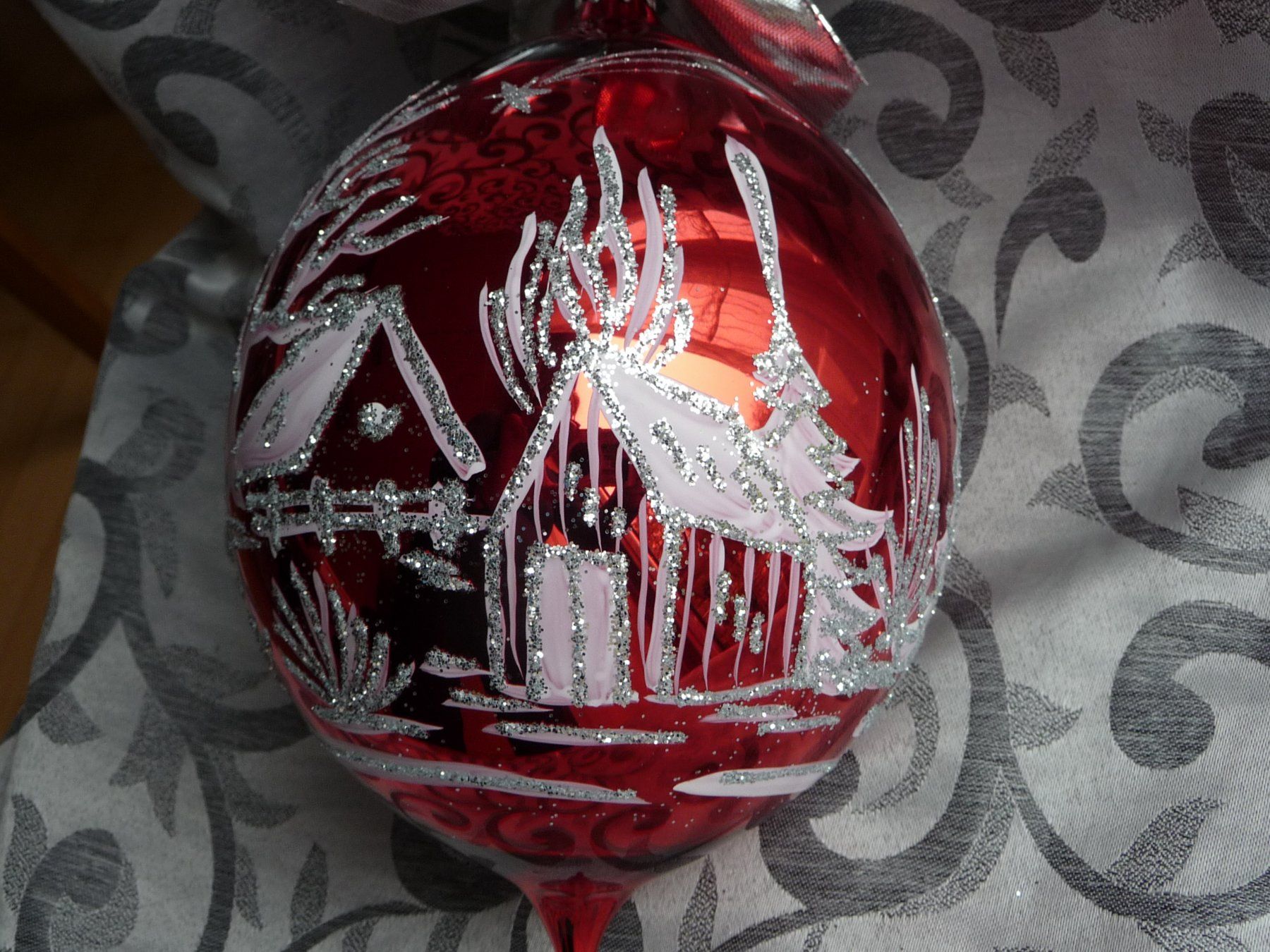 Tutte le decorazioni: gr. rot-silberne Christbaumkugel Weihnachtskugel Dekoration – Nuovo e nell'imballaggio originale da Alpnach Dorf venduto da marvo 1